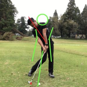 インパクト　軸が傾き右肩が下がる。